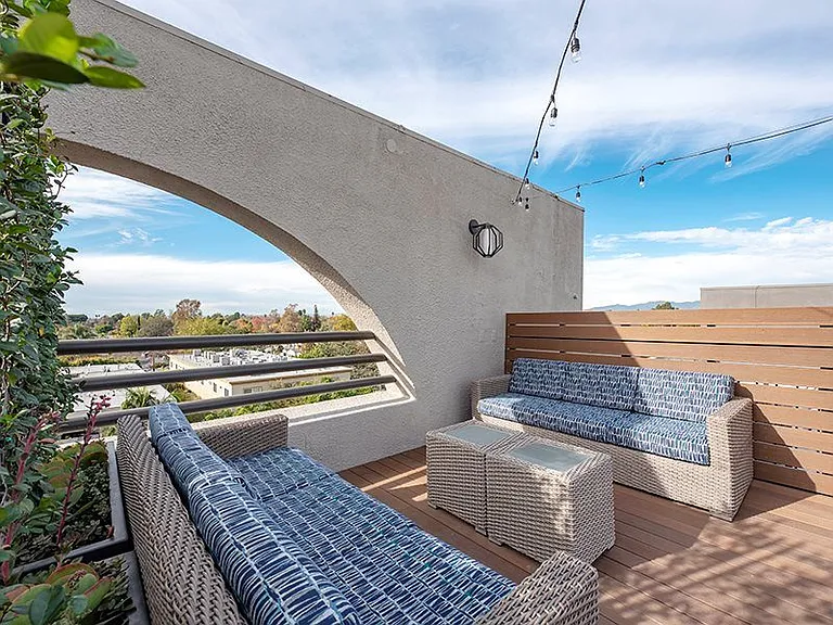 Vue at Laurel Canyon — Photo 19