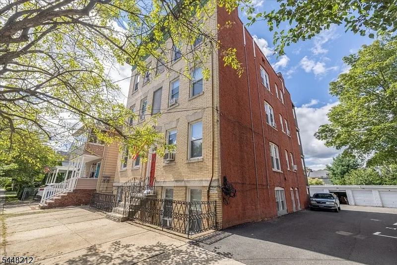 1 bed, 1.0 bath, $2,100 — Photo 1
