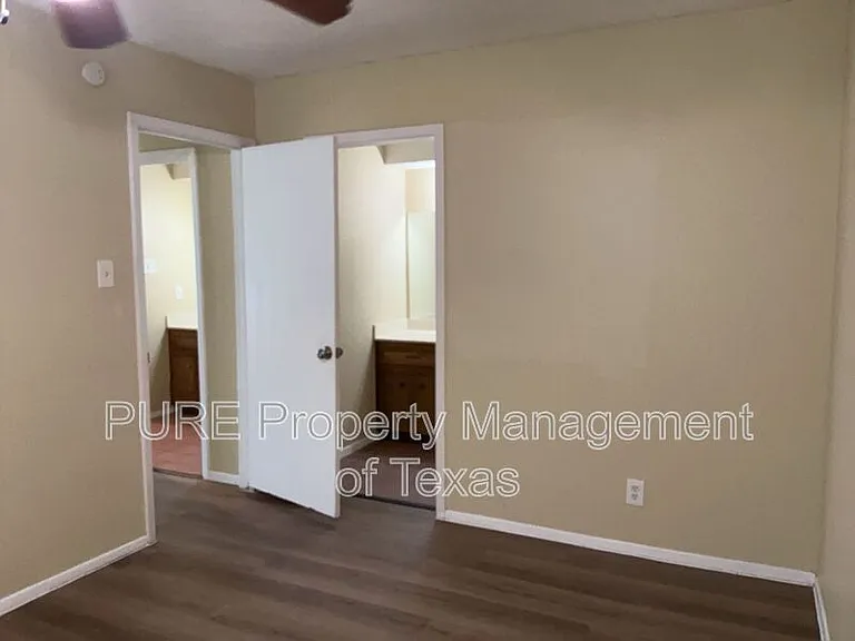 604 Country Aire Dr #B — Photo 23