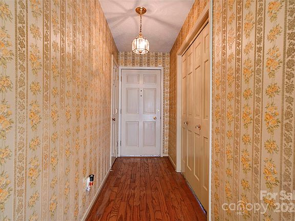 4th image of 3119 Suffolk Dr