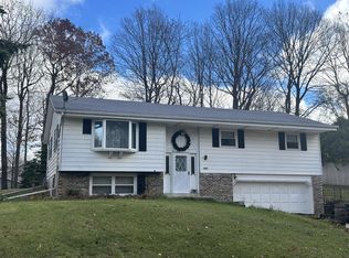1009 Mulberry Dr W, West Bend, WI 53090