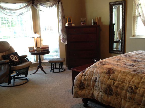 13x17, bay window, 2 closets