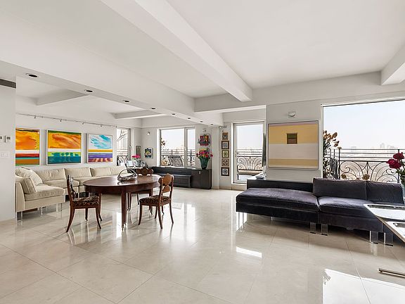 4th image of 120 Central Park S