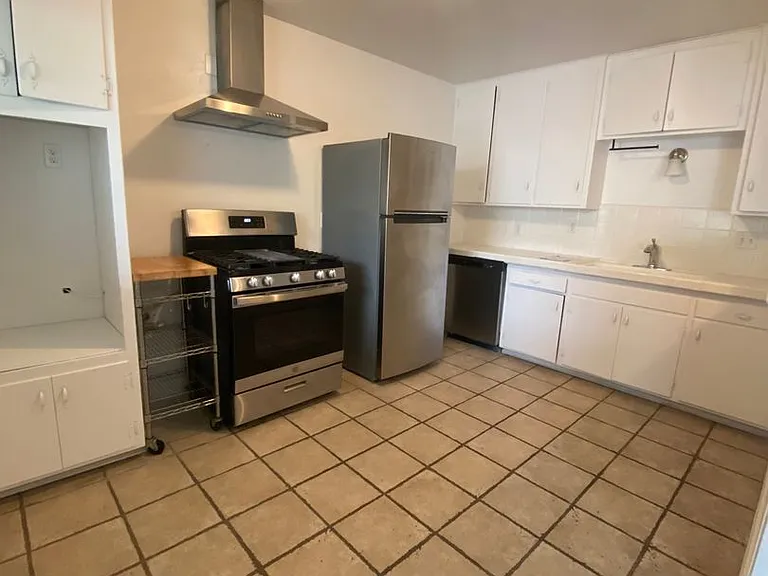 Cozy 2-Bedroom Apartment Just Steps from the Ocean Bluffs! — Photo 5