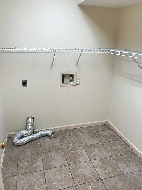 Townhouse Behind Oxford Lake! 277 Ivy Place — Photo 4