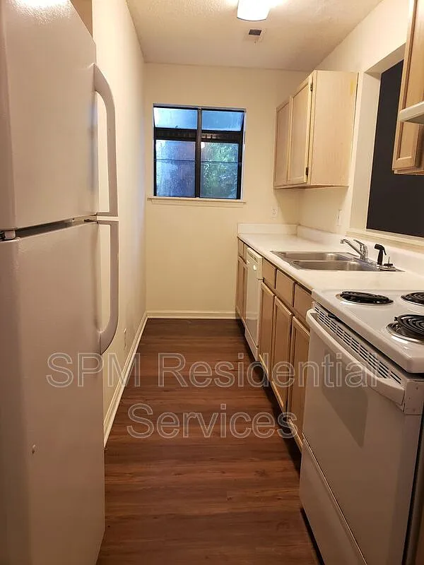 3 bed, 2.0 bath, 1300 sqft, $1,825 — Photo 2