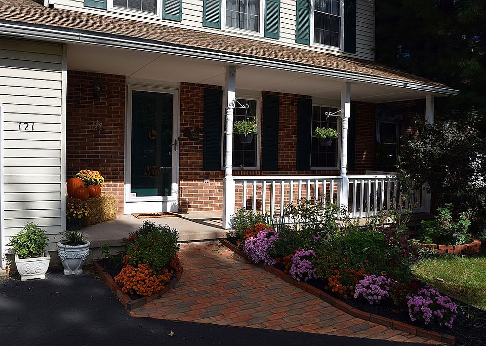 2nd image of 121 Ashley Cir