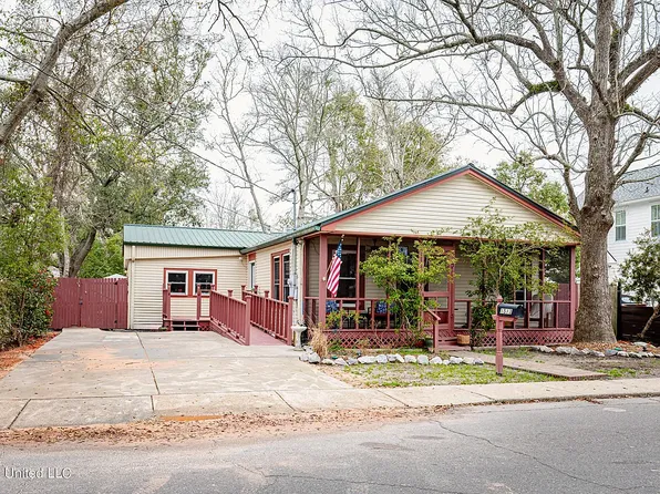 1513 Porter Ave, Ocean Springs, MS 39564