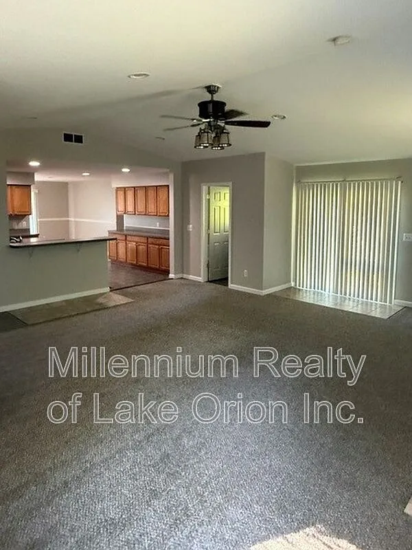 4 bed, 1.5 bath, 1728 sqft, $2,395 — Photo 4