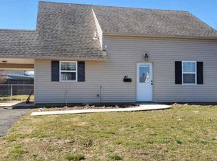 41 Red Maple Ln, Levittown, PA 19055