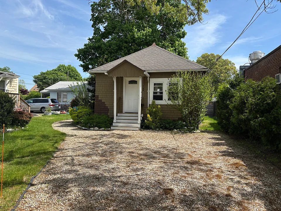 744 W Shore Rd