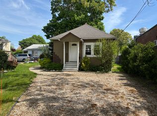 744 W Shore Rd, Warwick, RI 02889