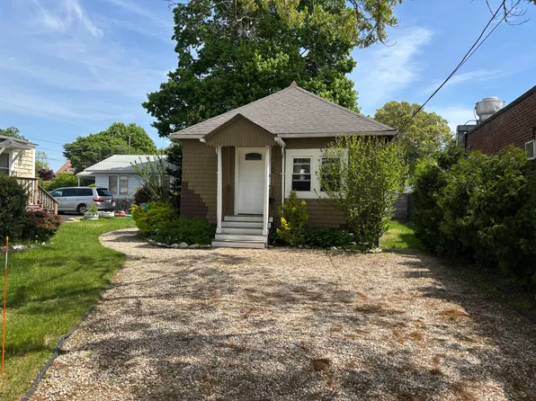 744 W Shore Rd, Warwick, RI 02889