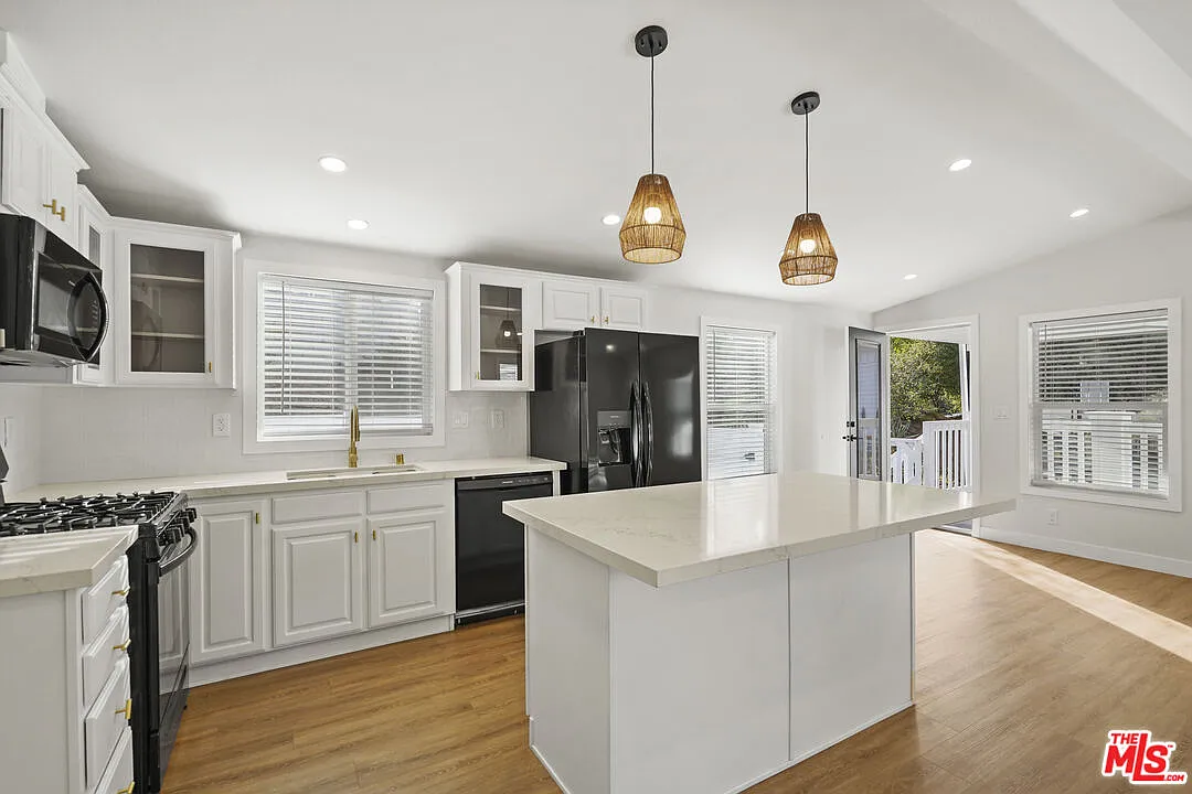 2 bed, 2.0 bath, 1200 sqft, $4,300 — Photo 4