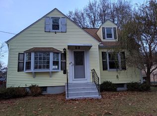 23 Fairway Dr, Springfield, MA 01108