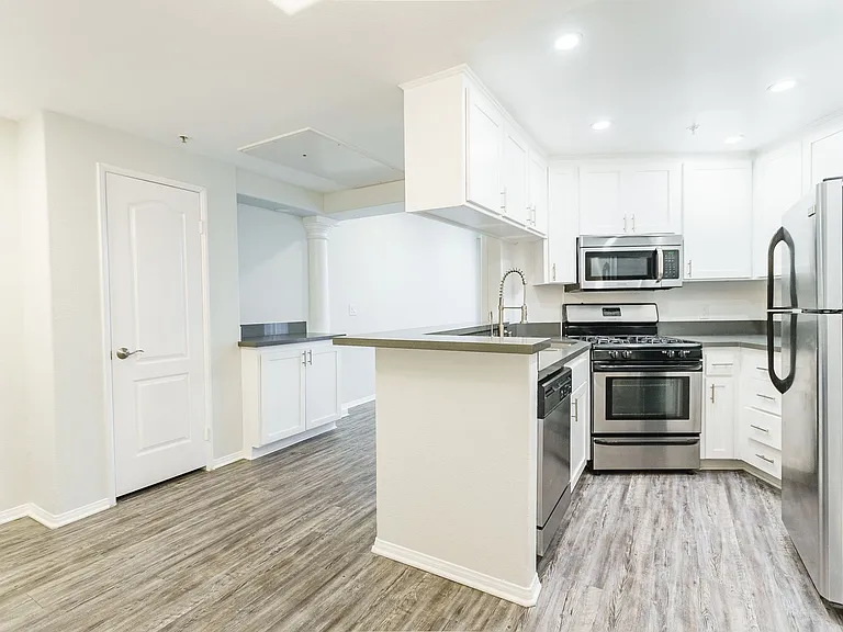 114 North Doheny Drive — Photo 8