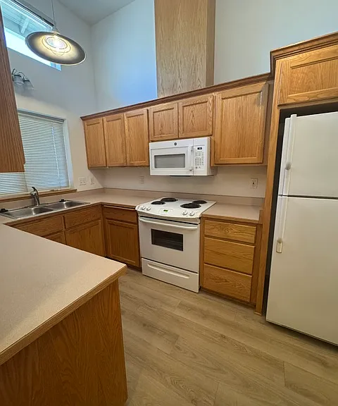 1323 Golden Park Dr #B — Photo 15