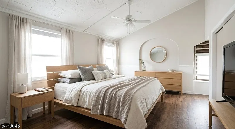 3 bed, 1.0 bath, 1200 sqft, $3,100 — Photo 4