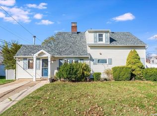 50 Disc Ln, Wantagh, NY 11793
