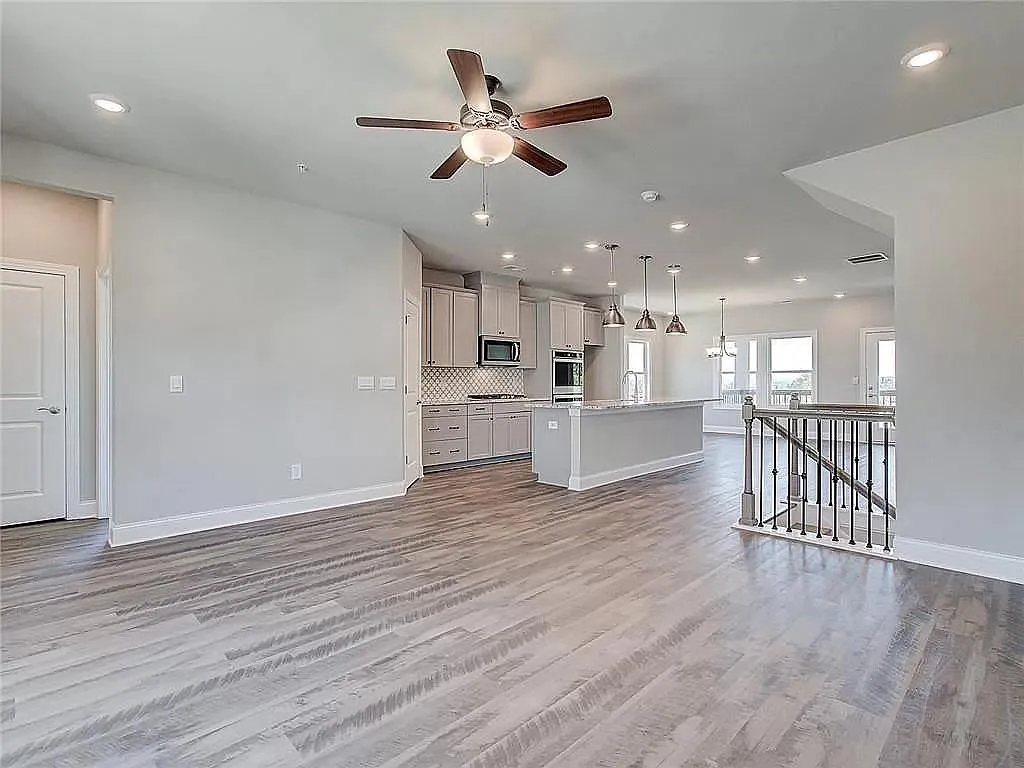 514 Hampton Ct — Photo 2