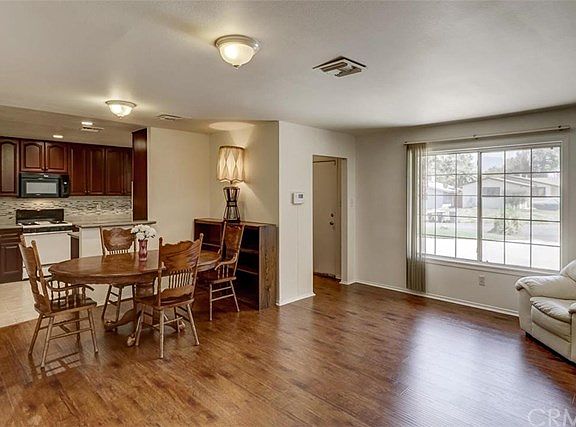 4th image of 36 Brookdale Dr
