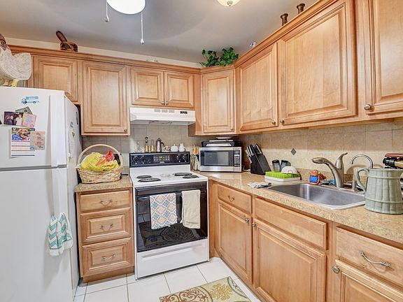 4th image of 450 Brittany Drive