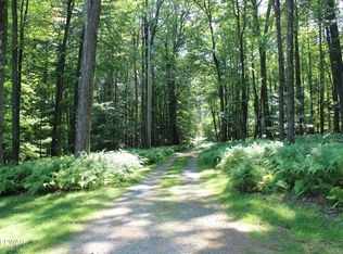 N Briar Hl, Lakeville, PA 18438