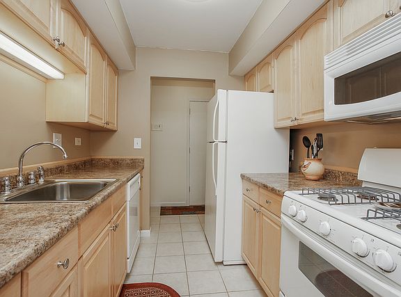 2nd image of 2214 Country Club Dr APT 2C
