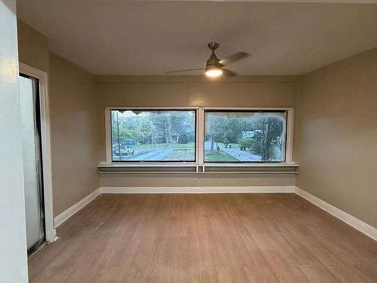 967 Lake Dr — Photo 2