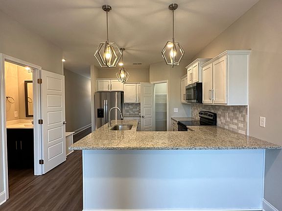 4th image of 208 Drayton Dr