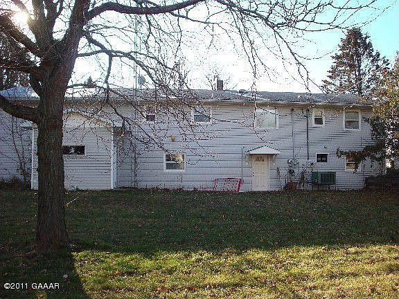 3rd image of 203 Douglas St