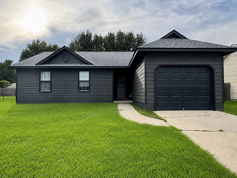 484 Hunting Green Dr — Photo 1