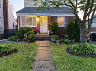 205 Carle Rd, Westbury, NY 11590