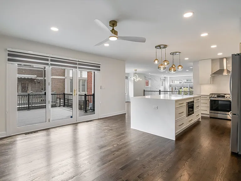 1308 S Plymouth Ct — Photo 7