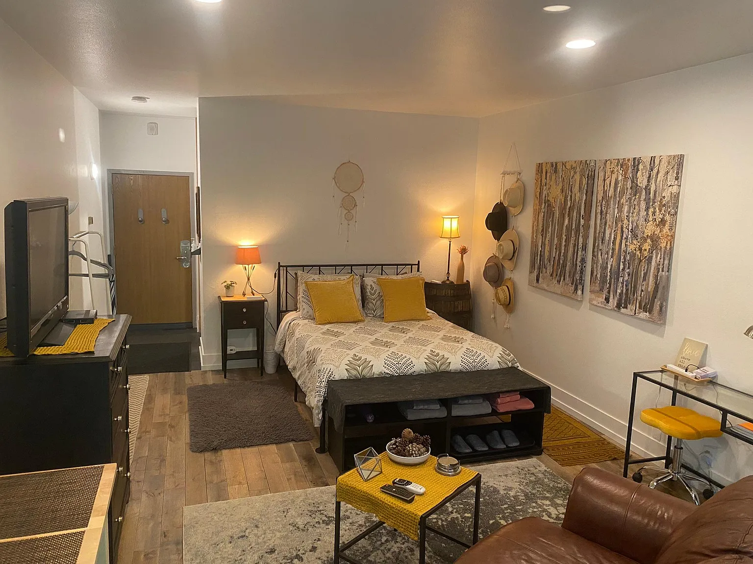 1 bed, 354 sqft, $2,300 — Photo 1