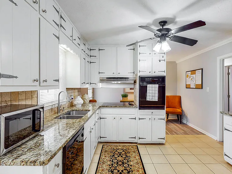 Nicely Furnished Kitchen