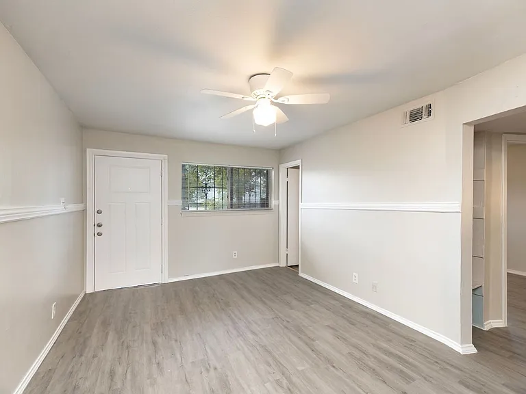 2408 Meyers St — Photo 4