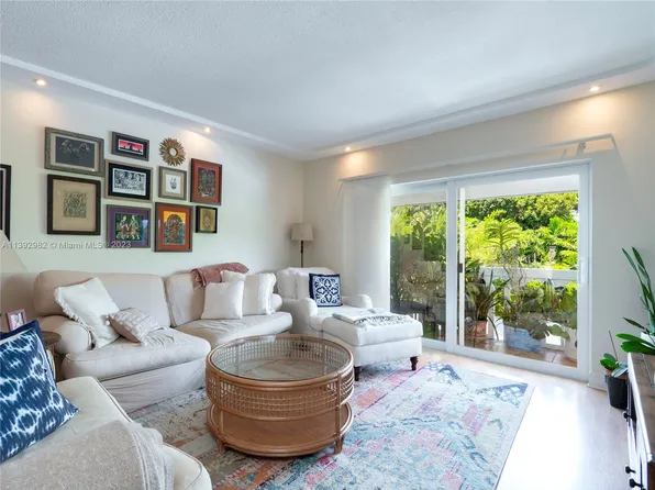 100 Edgewater Dr APT 310, Coral Gables, FL 33133