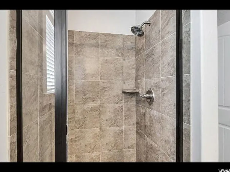 229 E Bridgewater Ln — Photo 25