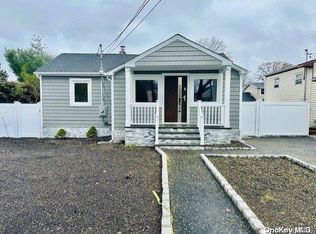 213 Deauville Blvd, Copiague, NY 11726