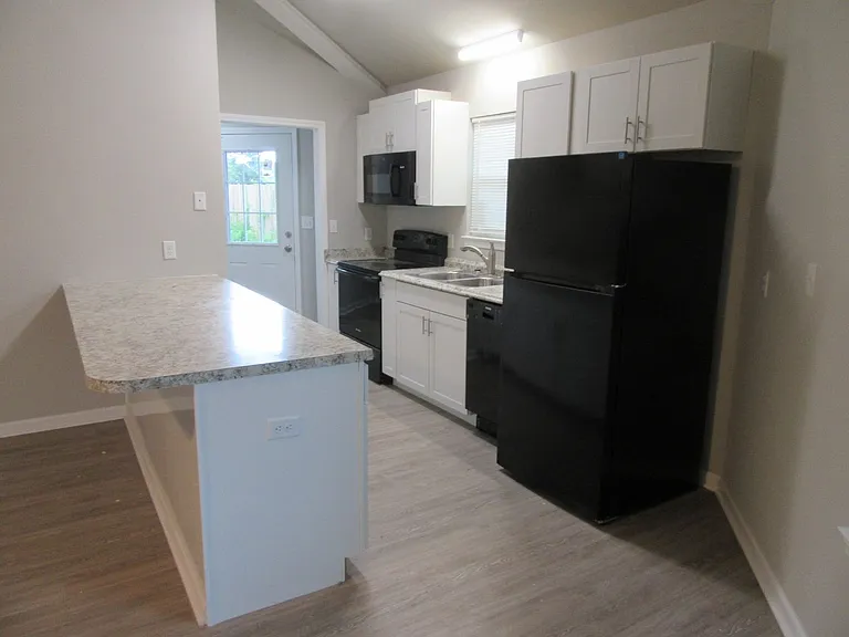 1304B Grace Ave — Photo 3