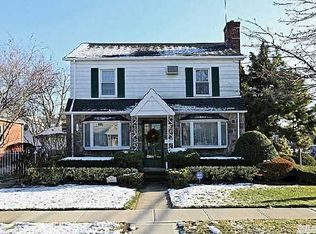 52 Manly Pl, New Hyde Park, NY 11040