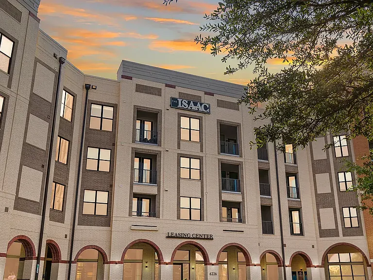 Isaac Apartments — Photo 1