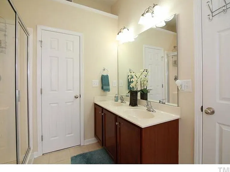 Master bath & walk in closet door