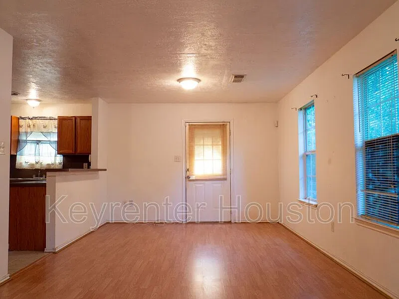 3 bed, 2.0 bath, 1056 sqft, $1,350 — Photo 3