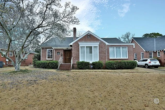 1609 Crest Dr photo 1