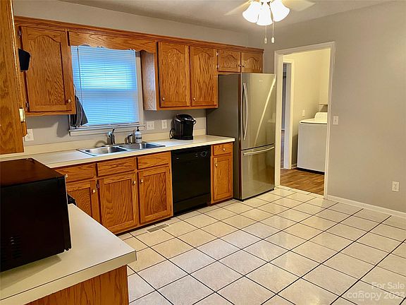 3rd image of 4 Hunters Creek Ln