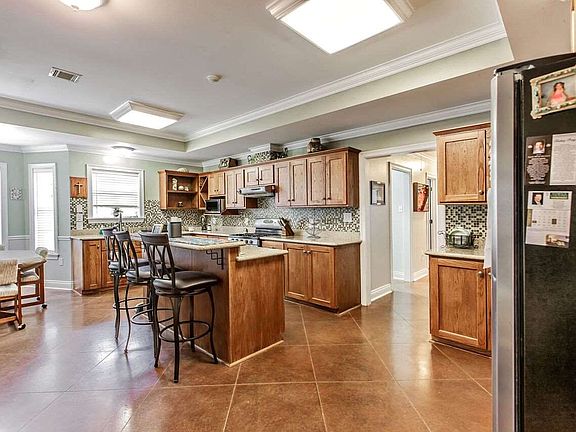 4th image of 284 Lake Penchant Ct
