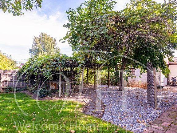 5th image of 427 SW Bade Ave #2