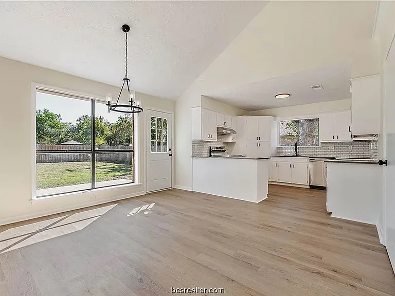 1218 Haley Pl — Photo 4
